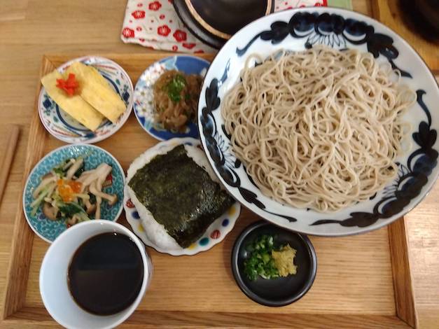 おともトごはん おかもト食堂の手打ちそばとおにぎり