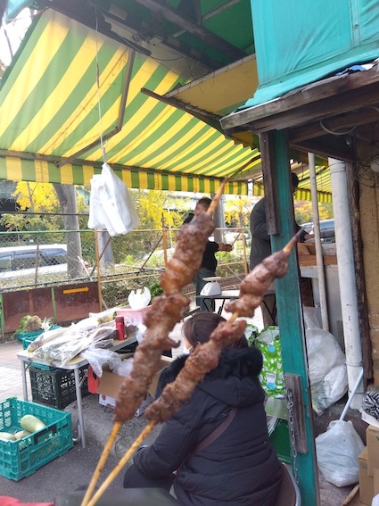 大阪中国朝市・羊 肉ヤンロウの串焼き