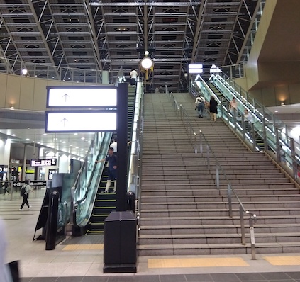 JR大阪駅・　時空（とき）の広場までの階段