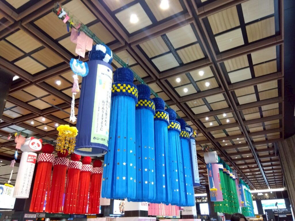 仙台駅の仙台七夕まつりの飾り付け
