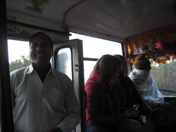 ヴィパッサナー瞑想 インド 終了後のバス１